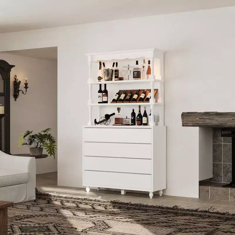 Meuble à vin blanc de style vintage avec clayettes en verre trempé, quatre tiroirs et un casier à vin éclairé par LED