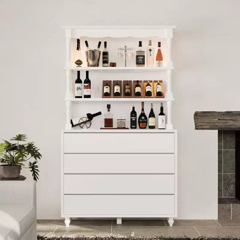 Meuble à vin blanc de style vintage avec clayettes en verre trempé, quatre tiroirs et un casier à vin éclairé par LED