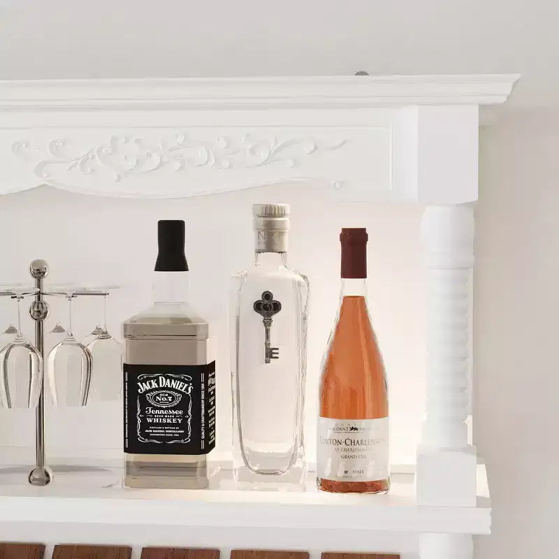 Meuble à vin blanc de style vintage avec clayettes en verre trempé, quatre tiroirs et un casier à vin éclairé par LED