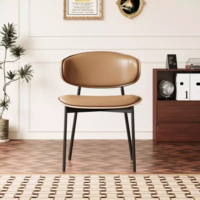 Chaise de salle à manger au design moderne — piètement en métal avec assise et dossier rembourrés et moelleux