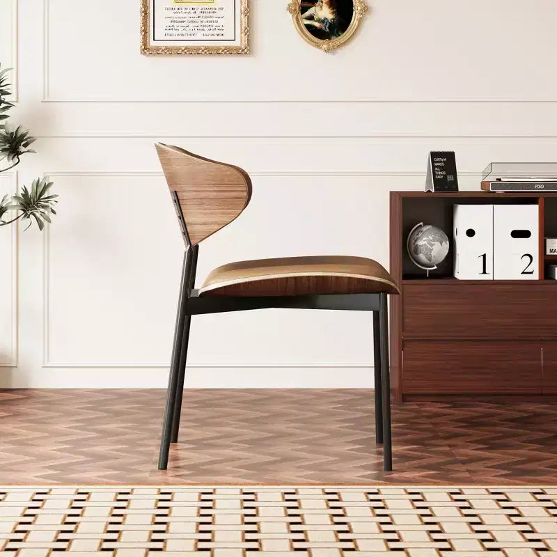 Chaise de salle à manger au design moderne — piètement en métal avec assise et dossier rembourrés et moelleux