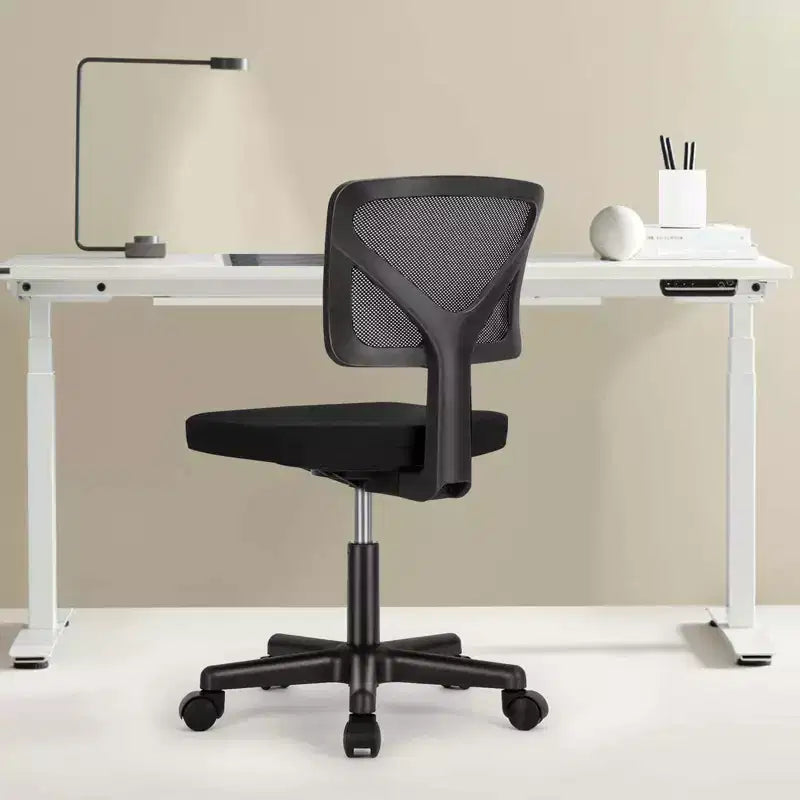 Fauteuil pivotant en maille avec roulettes et dossier entrecroisé