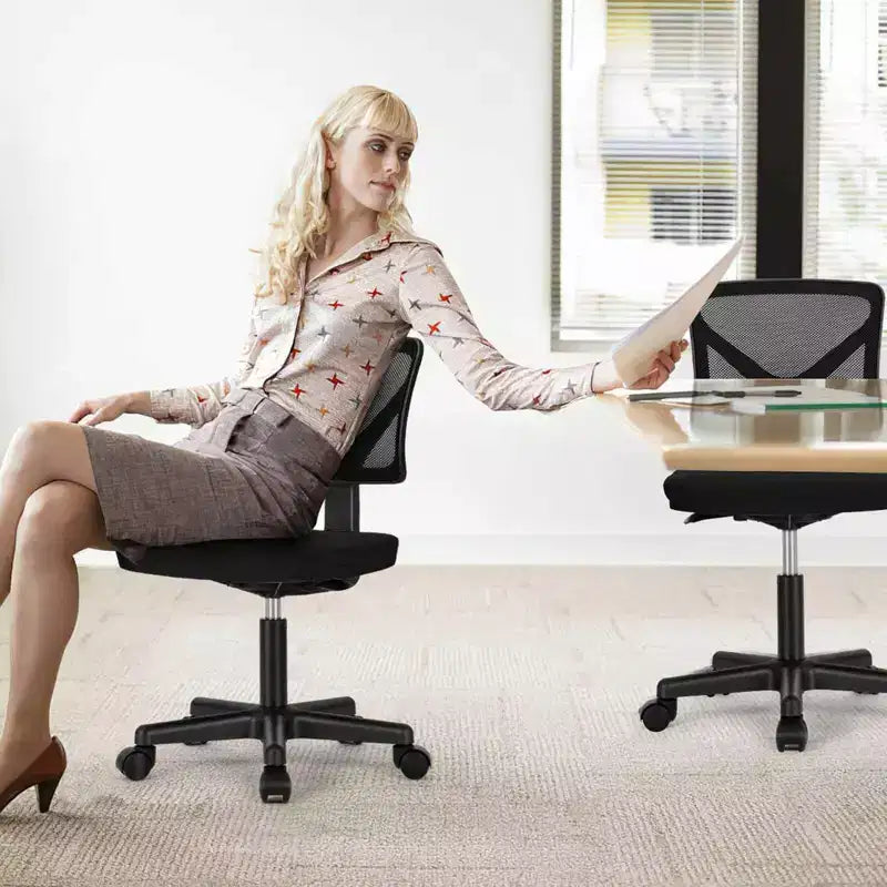 Fauteuil pivotant en maille avec roulettes et dossier entrecroisé