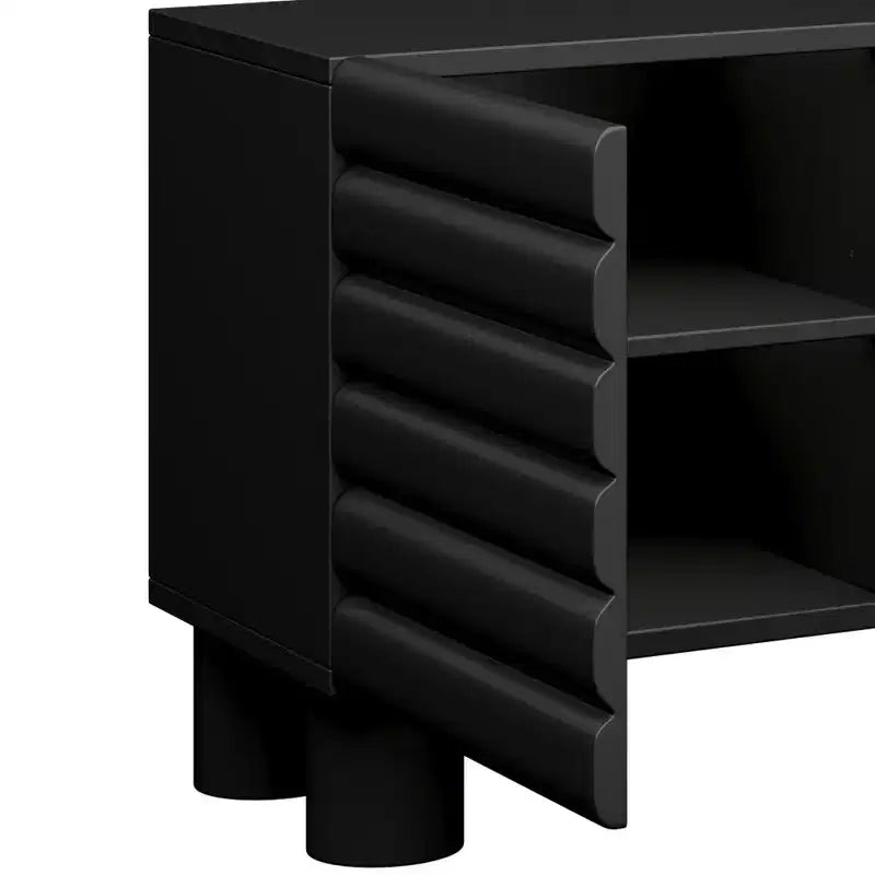 Meuble TV moderne pour téléviseurs de 75 pouces, doté d'un solide meuble multimédia avec étagères réglables et d'un centre de divertissement avec des portes de placard à motif ondulé.
