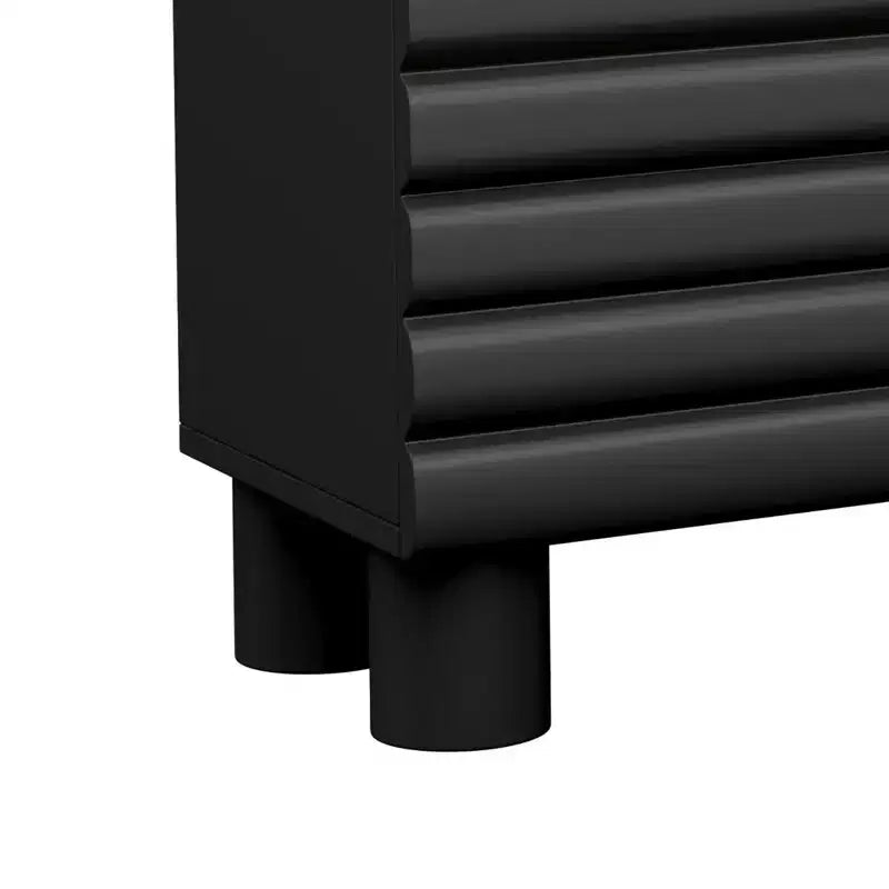 Meuble TV moderne pour téléviseurs de 75 pouces, doté d'un solide meuble multimédia avec étagères réglables et d'un centre de divertissement avec des portes de placard à motif ondulé.