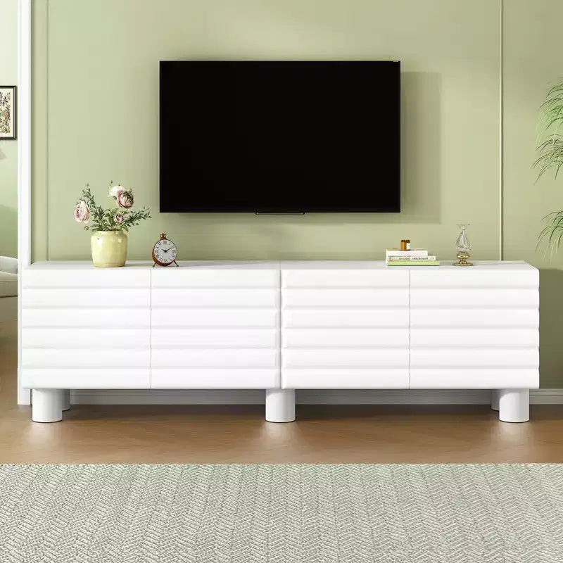 Meuble TV moderne pour téléviseurs de 75 pouces, doté d'un solide meuble multimédia avec étagères réglables et d'un centre de divertissement avec des portes de placard à motif ondulé.