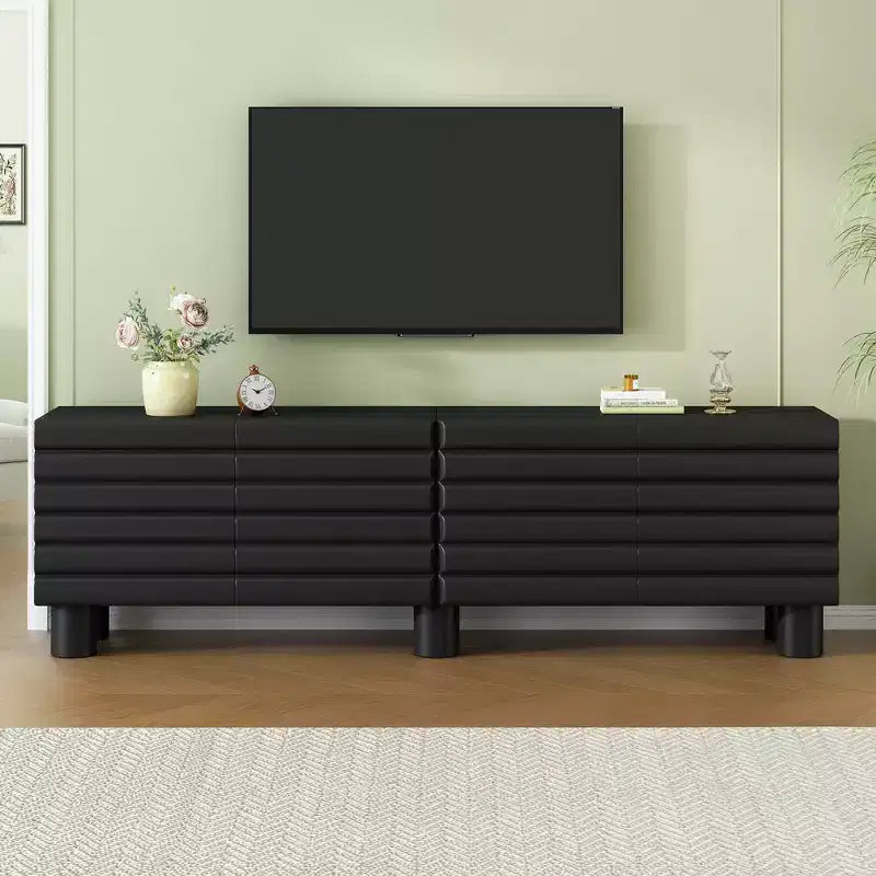 Meuble TV moderne pour téléviseurs de 75 pouces, doté d'un solide meuble multimédia avec étagères réglables et d'un centre de divertissement avec des portes de placard à motif ondulé.