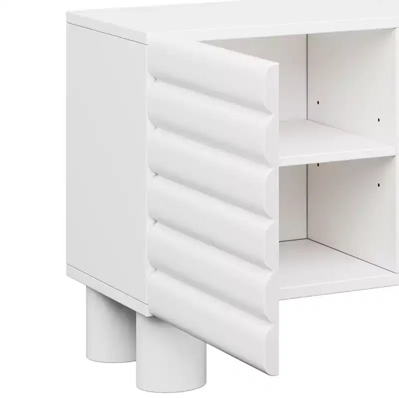 Meuble TV moderne pour téléviseurs de 75 pouces, doté d'un solide meuble multimédia avec étagères réglables et d'un centre de divertissement avec des portes de placard à motif ondulé.