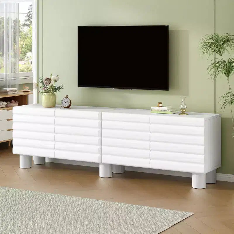 Meuble TV moderne pour téléviseurs de 75 pouces, doté d'un solide meuble multimédia avec étagères réglables et d'un centre de divertissement avec des portes de placard à motif ondulé.