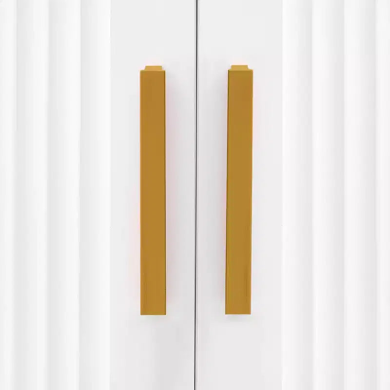 Meuble TV moderne pour téléviseurs de 65 pouces ; centre de divertissement/console média avec tiroirs ; meuble de rangement TV en bois avec pieds dorés.