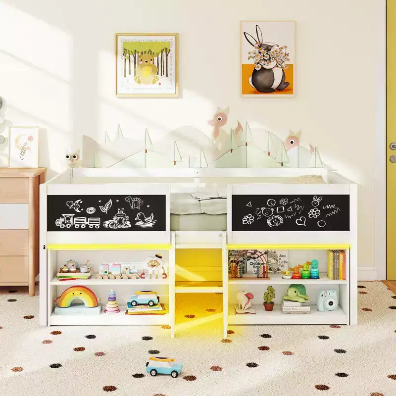 Lit cabane simple en bois avec bibliothèques pour enfant - lit bas