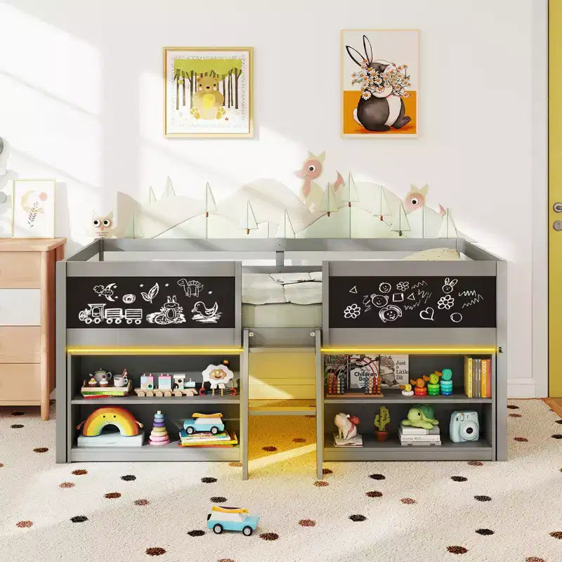 Lit cabane simple en bois avec bibliothèques pour enfant - lit bas