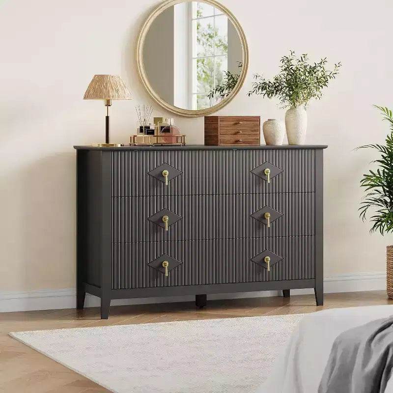 Meuble de rangement en bois de style moderne, doté de poignées métalliques ; convient pour une utilisation dans le salon, le couloir ou l'entrée
