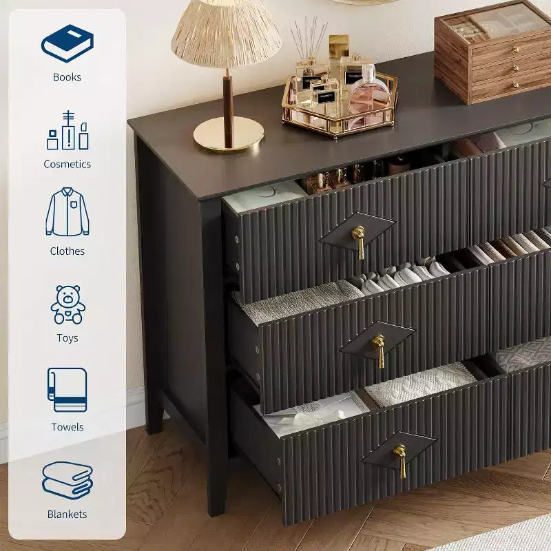 Meuble de rangement en bois de style moderne, doté de poignées métalliques ; convient pour une utilisation dans le salon, le couloir ou l'entrée