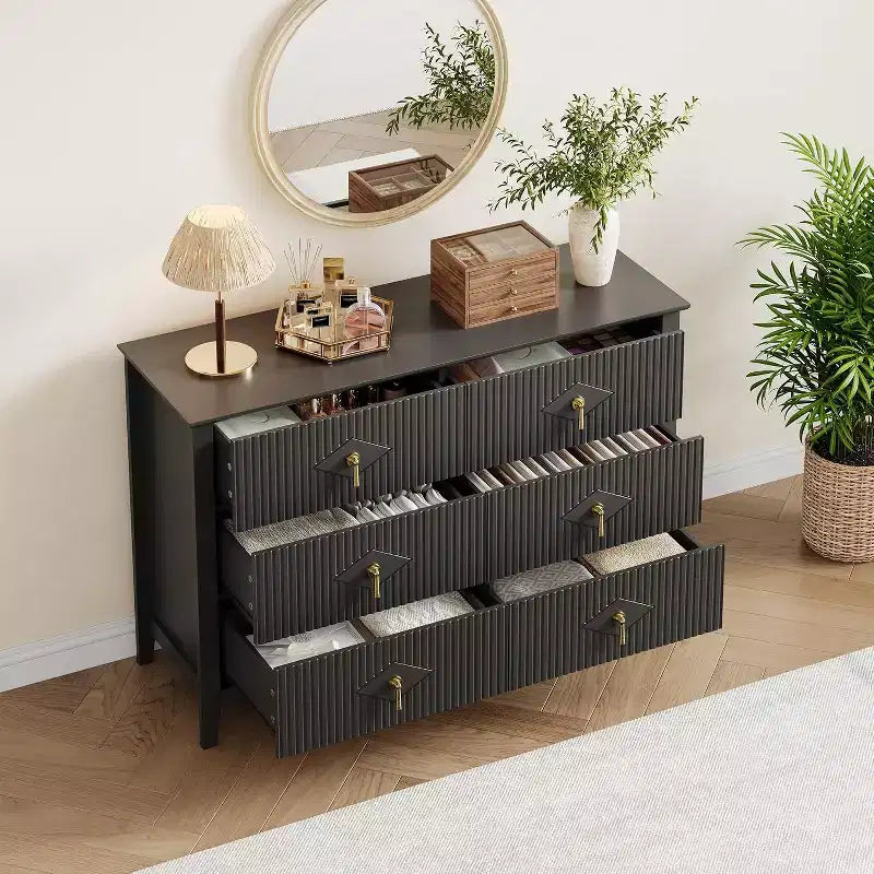 Meuble de rangement en bois de style moderne, doté de poignées métalliques ; convient pour une utilisation dans le salon, le couloir ou l'entrée