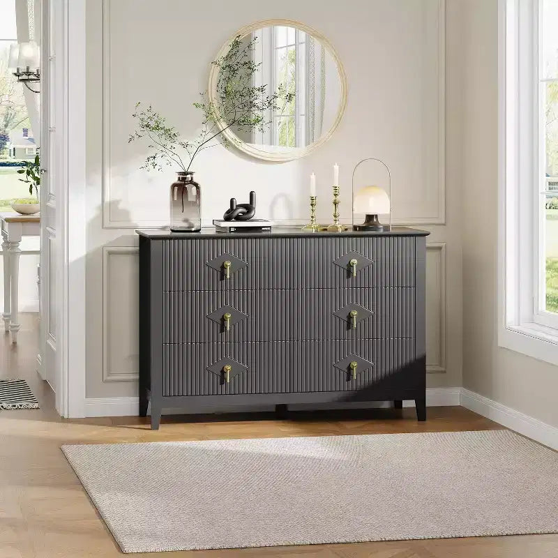 Meuble de rangement en bois de style moderne, doté de poignées métalliques ; convient pour une utilisation dans le salon, le couloir ou l'entrée
