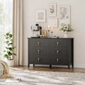 Meuble de rangement en bois de style moderne, doté de poignées métalliques ; convient pour une utilisation dans le salon, le couloir ou l'entrée