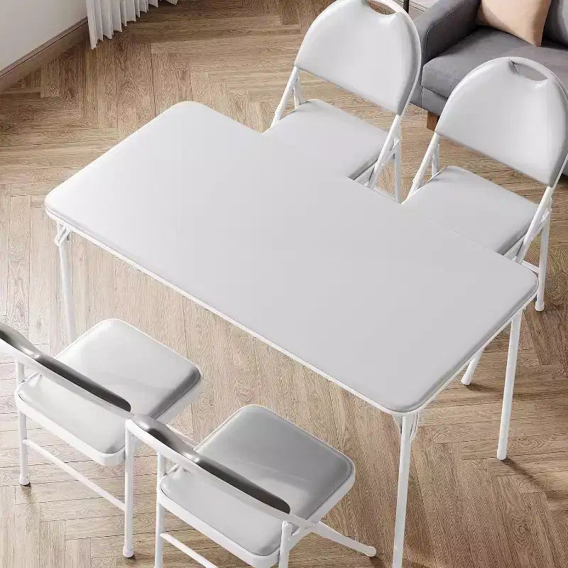 Table rectangulaire pliante portable avec surface en cuir PU, cadre métallique robuste, pieds antidérapants, résistante aux marques et aux éraflures.