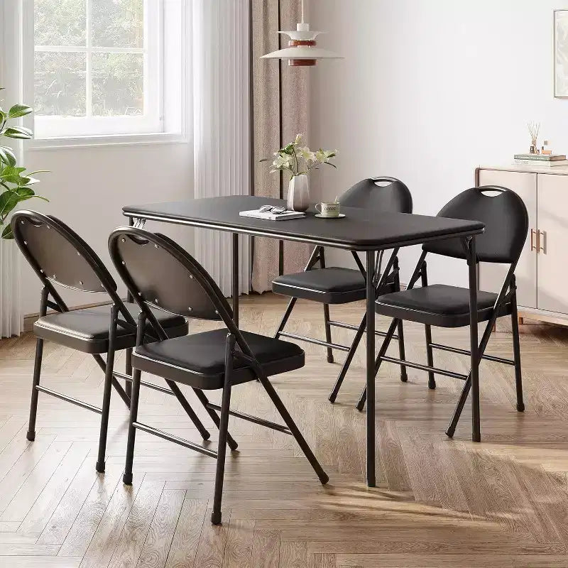 Table rectangulaire pliante portable avec surface en cuir PU, cadre métallique robuste, pieds antidérapants, résistante aux marques et aux éraflures.