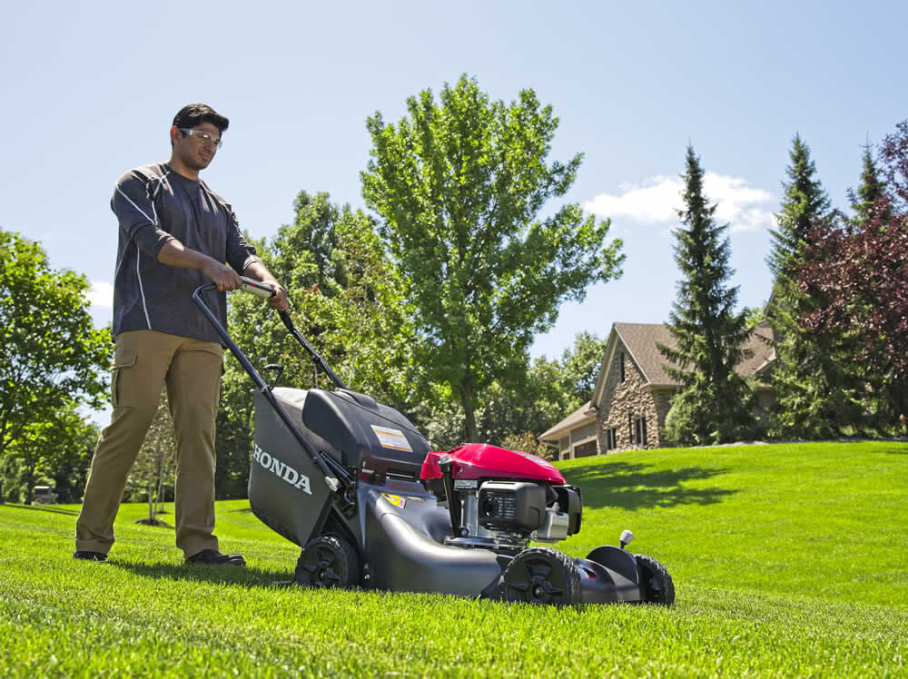 21 In. Steel Deck Self Propelled 3-in-1 Lawn Mower with GCV170 Engine Auto Choke and Smart Drive HRN216VKA from